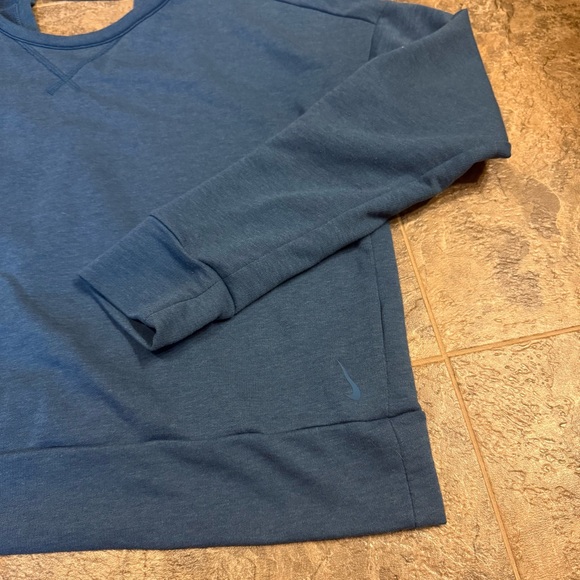 NIKE DRI-FIT Cropped Pullover Sweatshirt Cut Out Slit Back - Picture 4 of 6